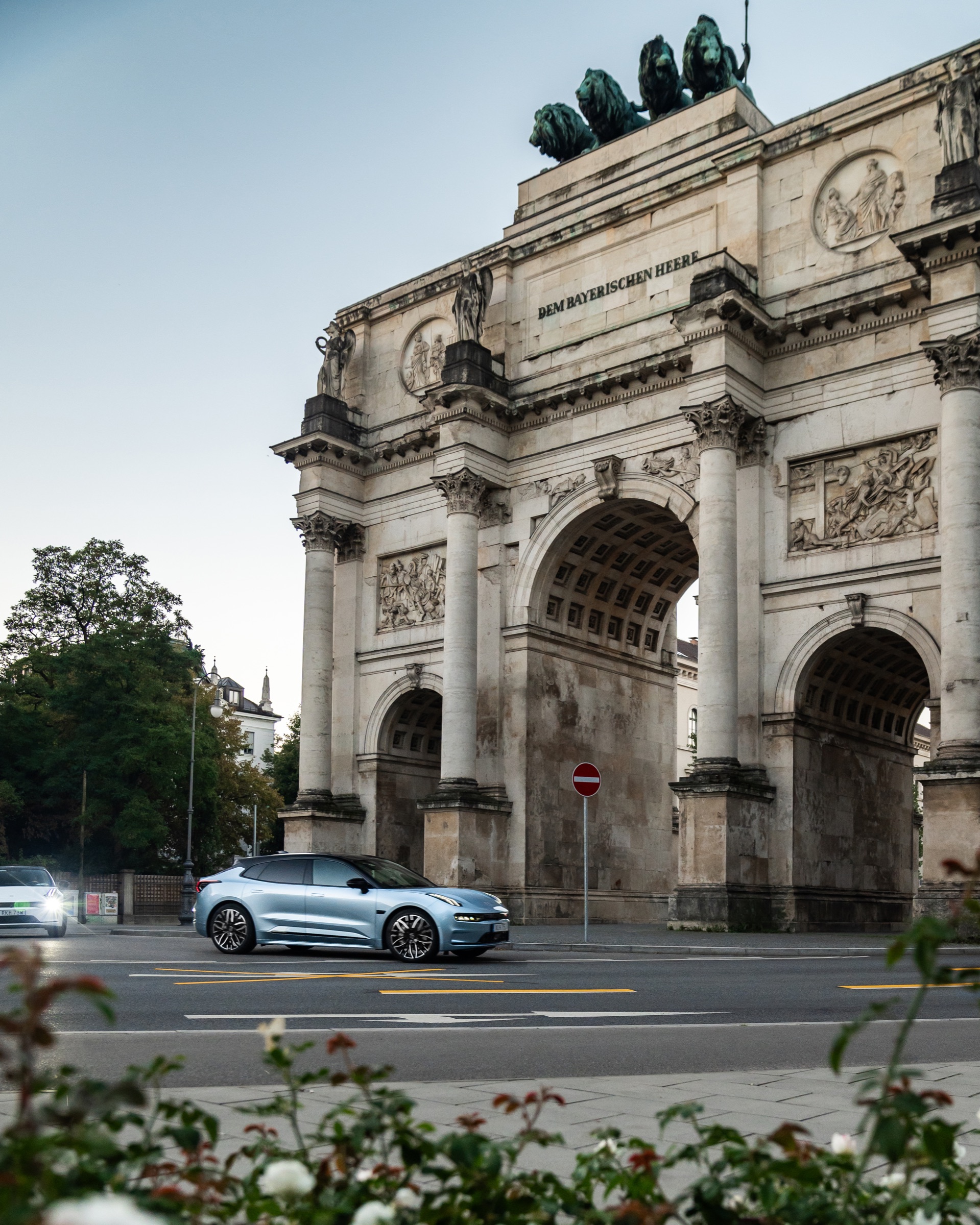 Zeekr 001 passing the Arc de Triomphe in Paris